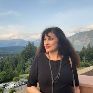 Meet your Posher, Larissa